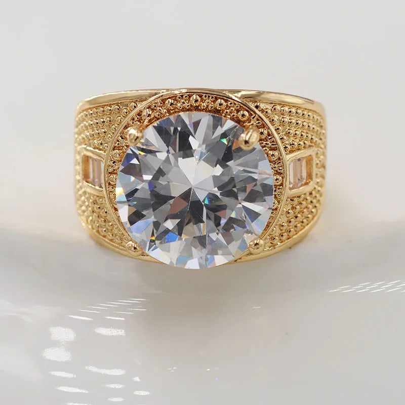 ZELTA TOŅA GREDZENS AR LIELU APAĻU KUBISKO CIRKONIJU