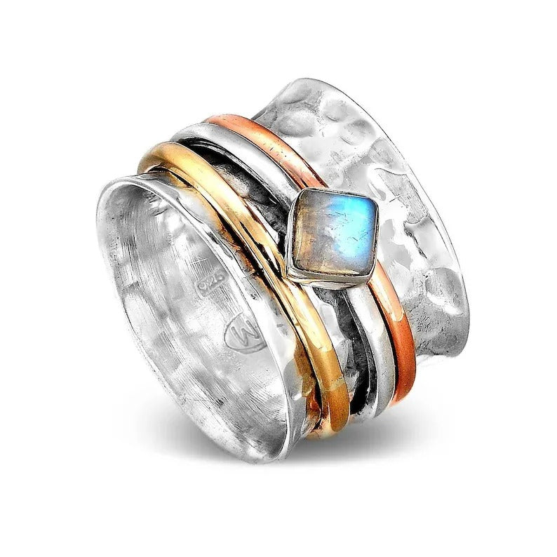 SUDRABA GREDZENS AR MĒNESAKMENI