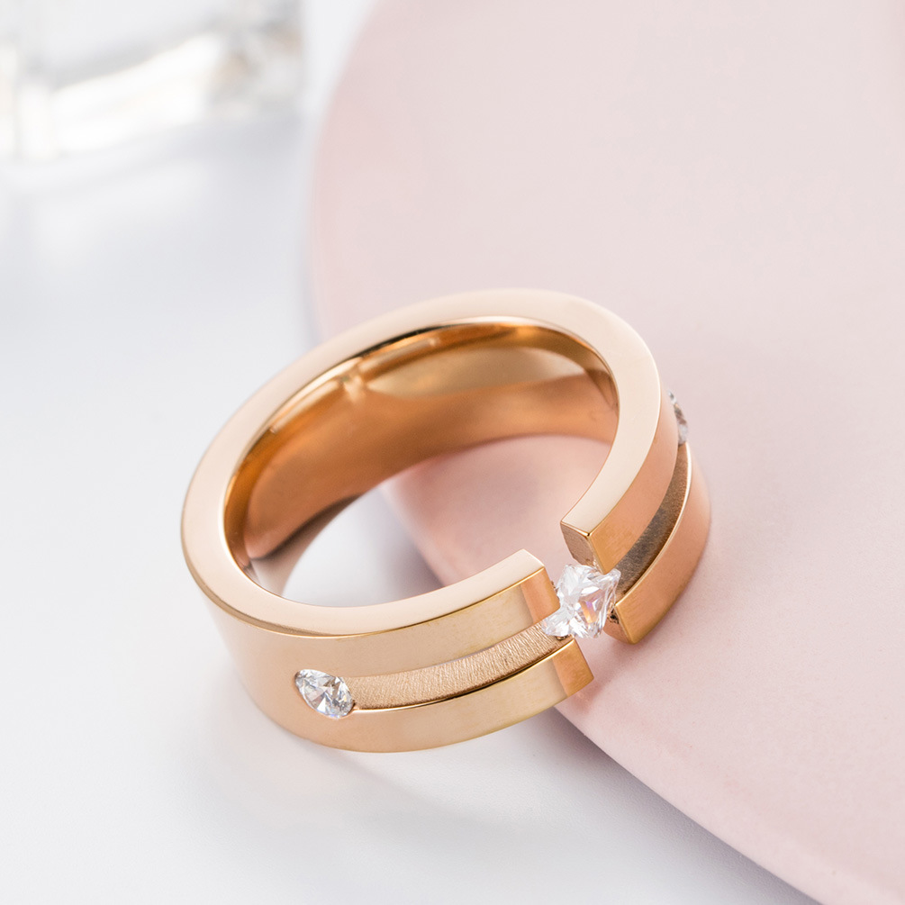 GREDZENS AR KUBISKO CIRKONIJU