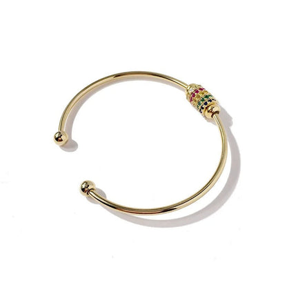 ZELTA TOŅA APROCE AR KRĀSAINIEM AKMEŅIEM