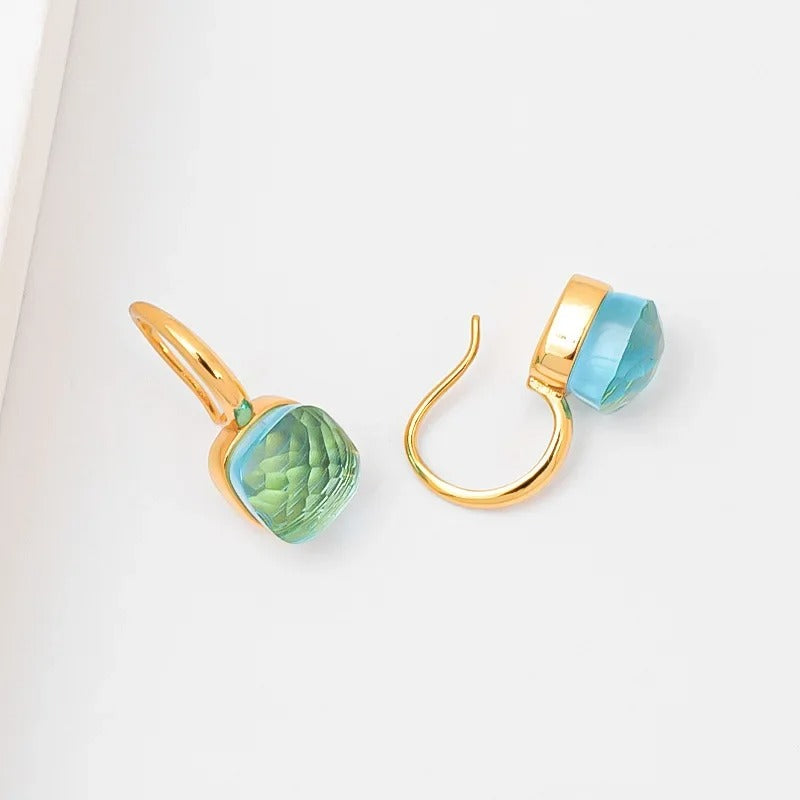 AUSKARI AR ZAĻIEM AKMEŅIEM