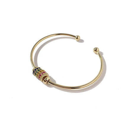 ZELTA TOŅA APROCE AR KRĀSAINIEM AKMEŅIEM