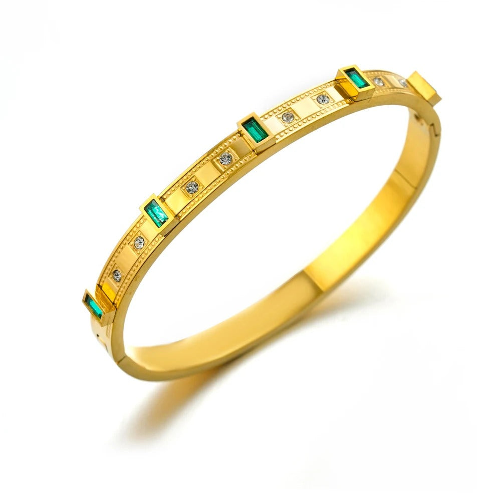 ZELTA TOŅA APROCE AR ZAĻIEM UN BALTIEM AKMEŅIEM